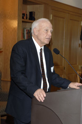 President Keiser making comments at the 2005 Excellence in Advising Awards reception