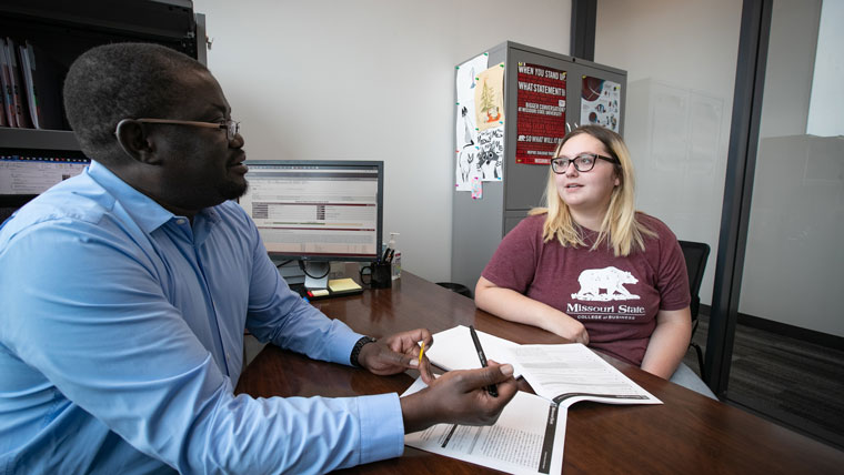 Missouri State student talks with advisor about class schedule