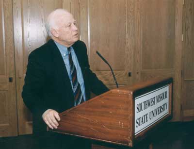 President Keiser making comments at the 2002 Excellence in Advising Awards reception
