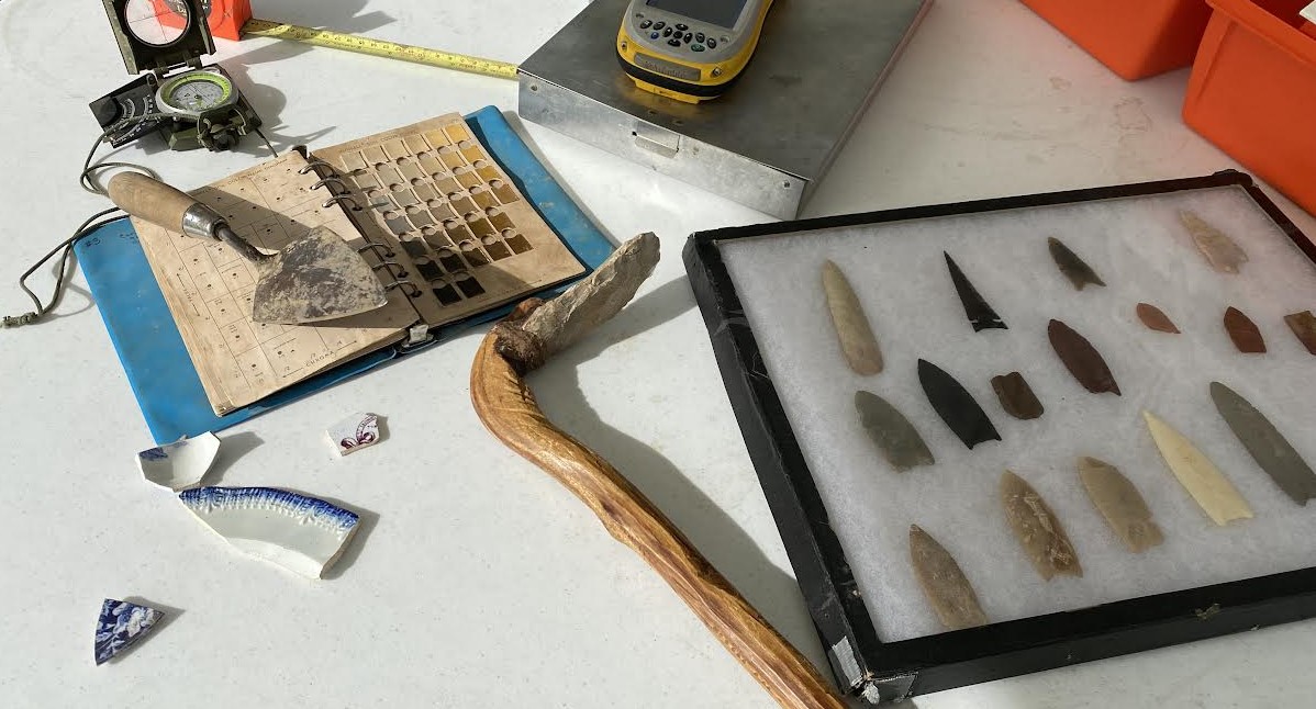 Image of various archaeological tools on table