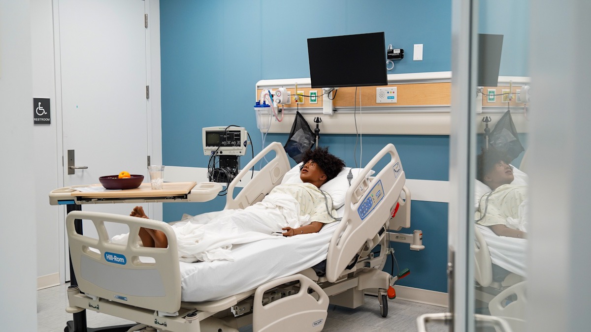 A nursing Anne simulation patient in hospital room.