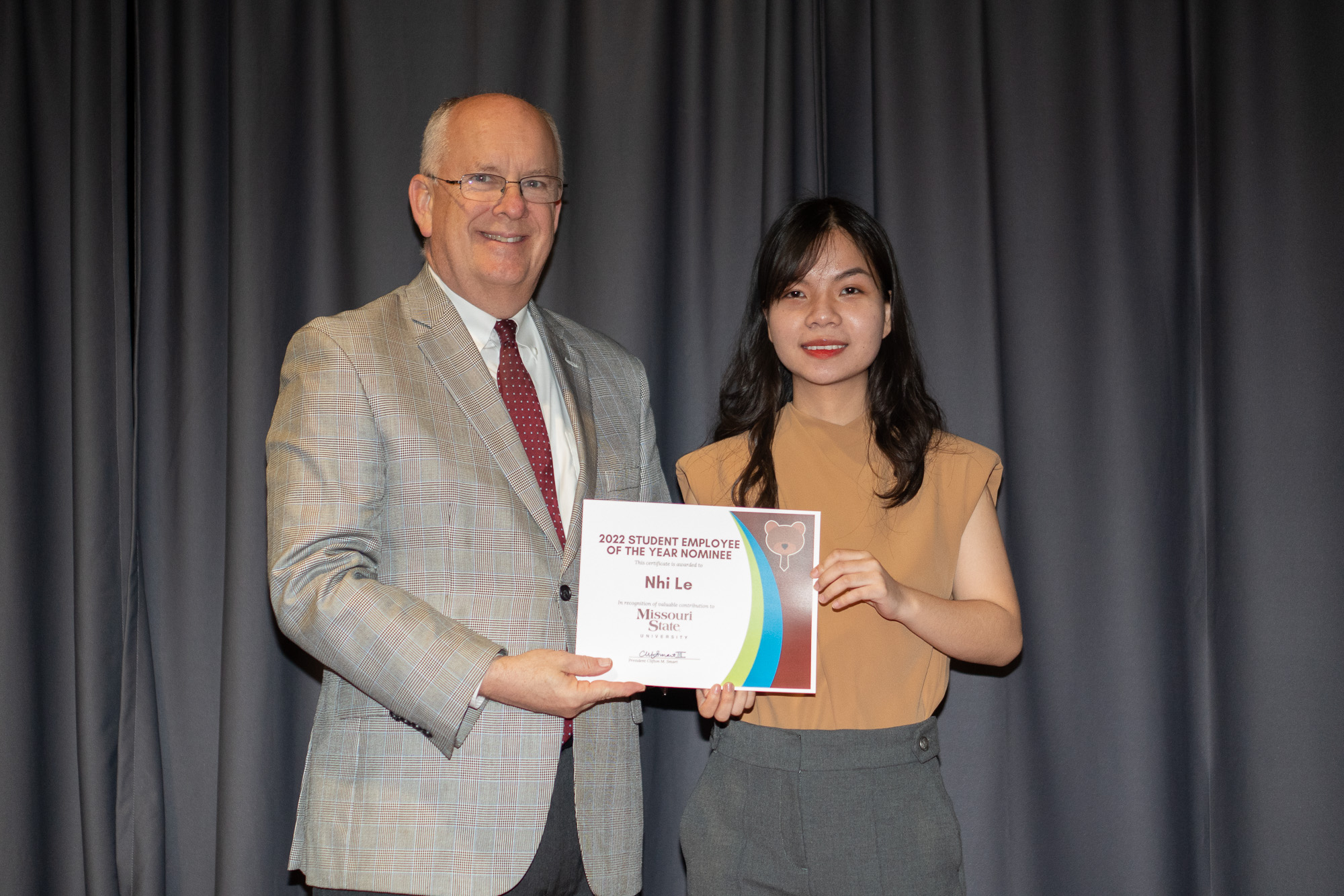 2022 Student Employee of the year Nhi Lee with President Smart