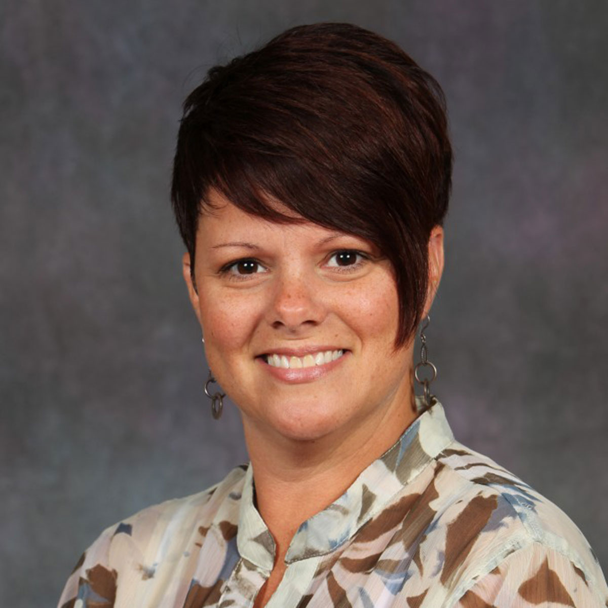 Portrait of Tara Oetting.